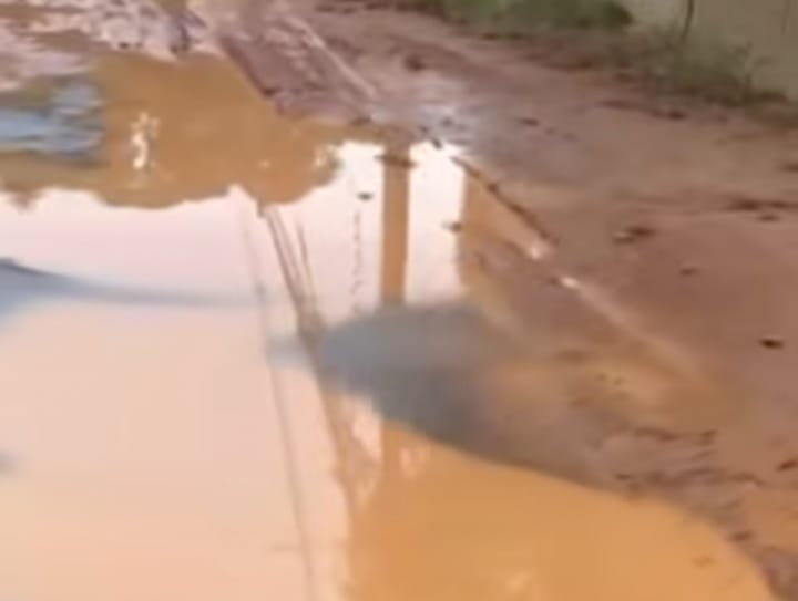 Família denuncia vazamento de esgoto em via na Mina